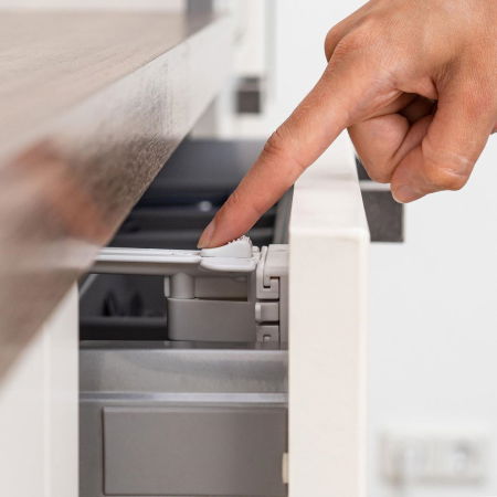 Set sigurante pentru sertare de tacamuri, 2 bucati, albe, montare cu adeziv sau surub, Reer 71090 [11]