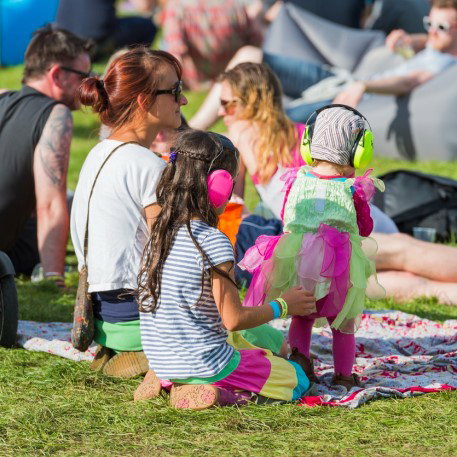 copii cu casti antifonice in parc pe iarba la un eveniment