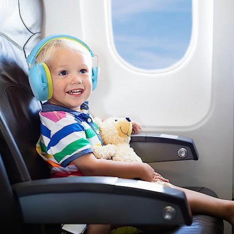 baietel cu casti antifonice albastre in avion
