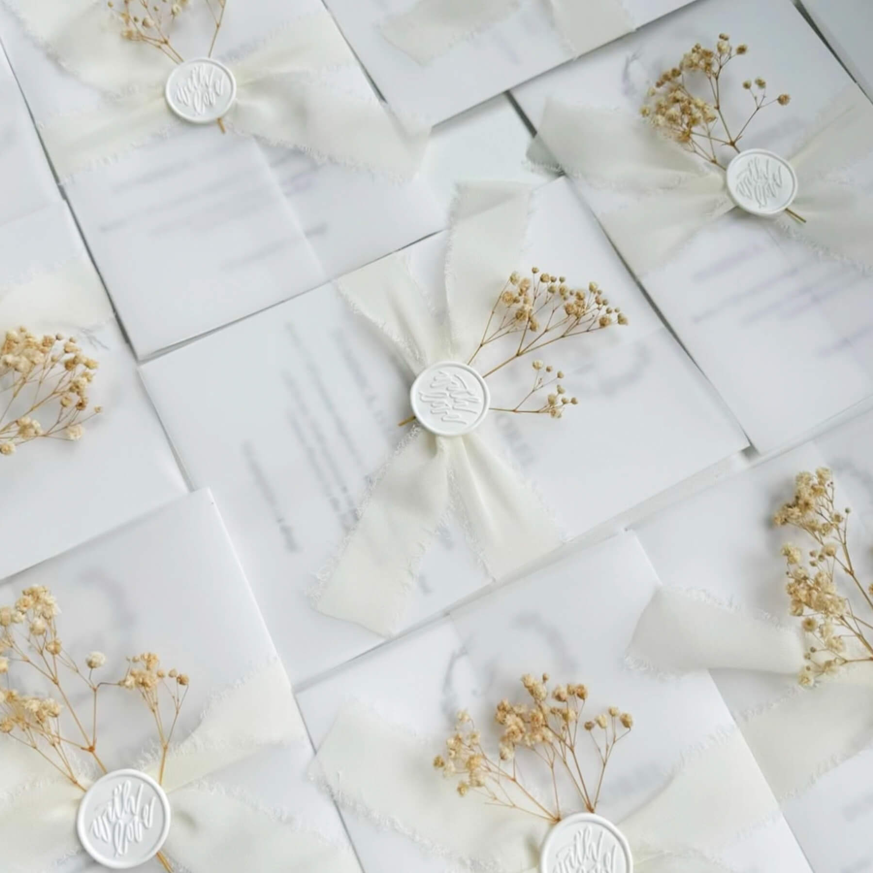 Invitatie de nunta cu calc si panglica