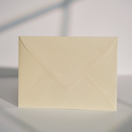 Plicuri C6 (11x16cm) - Plic C6 crem sidefat 120g, plic crem lucios pentru invitații, plic crem perlat elegant