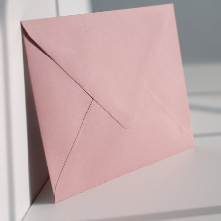 Plic C6 roz prăfuit texturat 120g, plic roz pastel elegant, plic texturat pentru invitații [1]