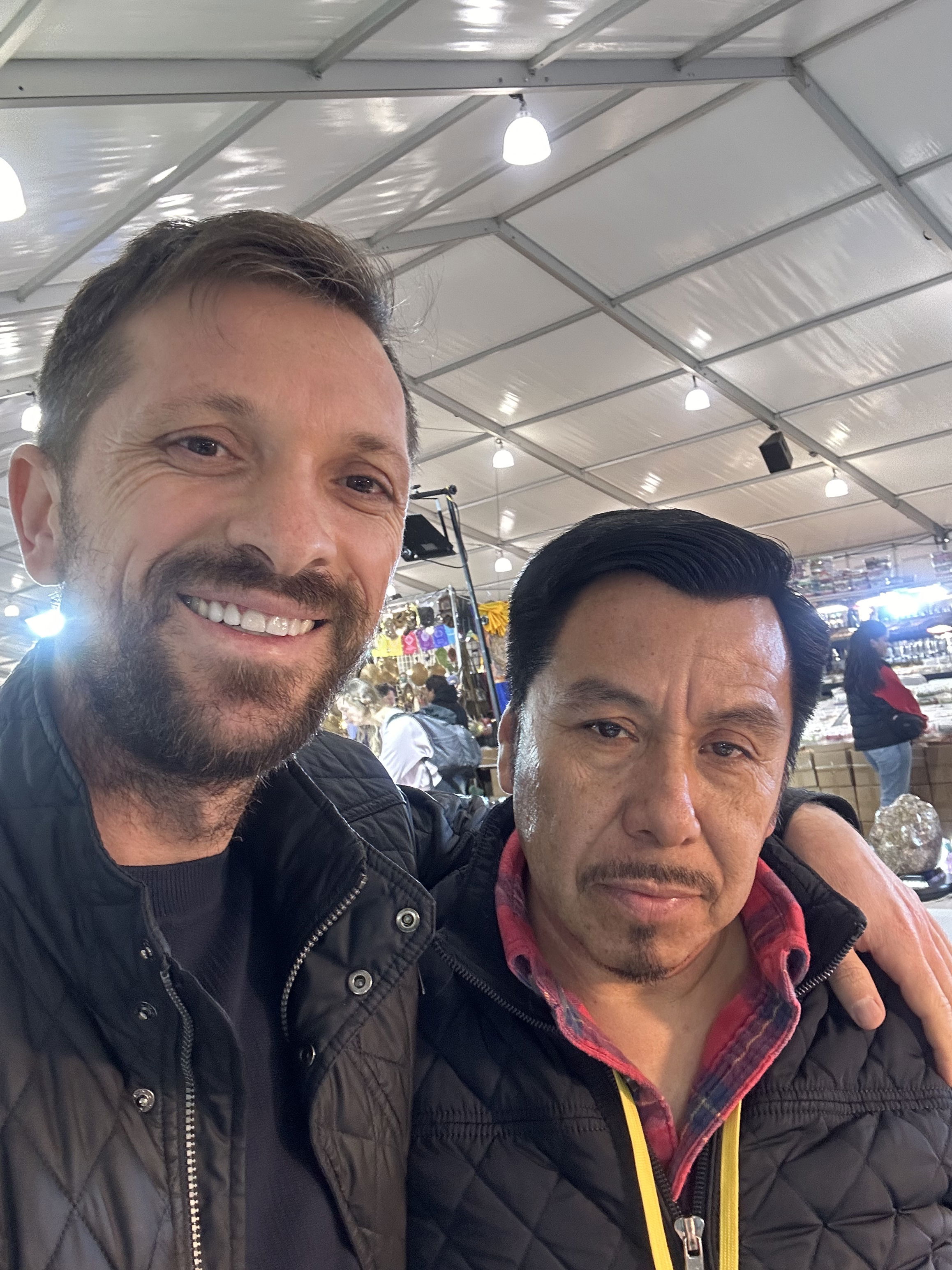 Alexandru cu furnizor Mexic — Tucson Gem Show