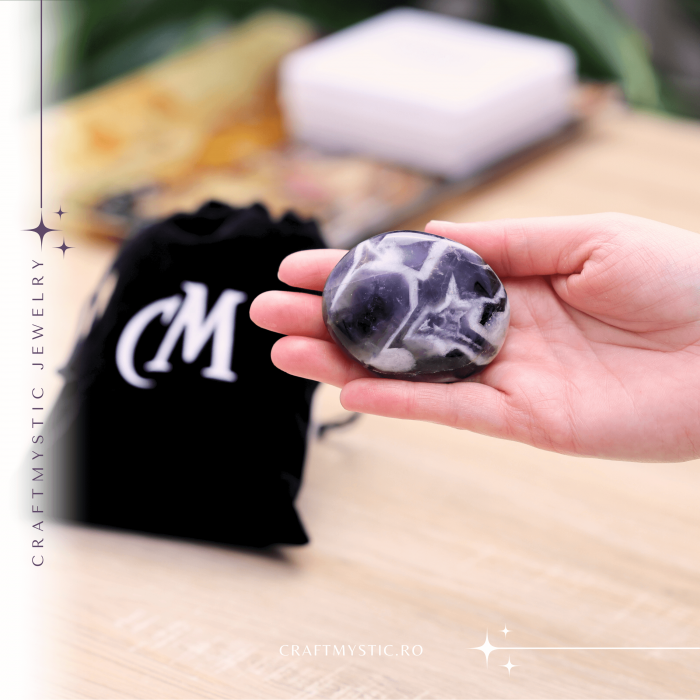 Piatra Ovala de 60mm Sculptată Manual din Ametist Chevron - Piatra de Mana [5]