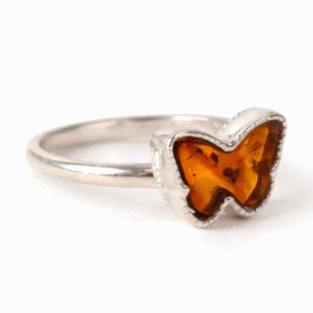 Un fluture din argint 925 si chihlimbar, simbol al transformarii blande si al luminii interioare [1]