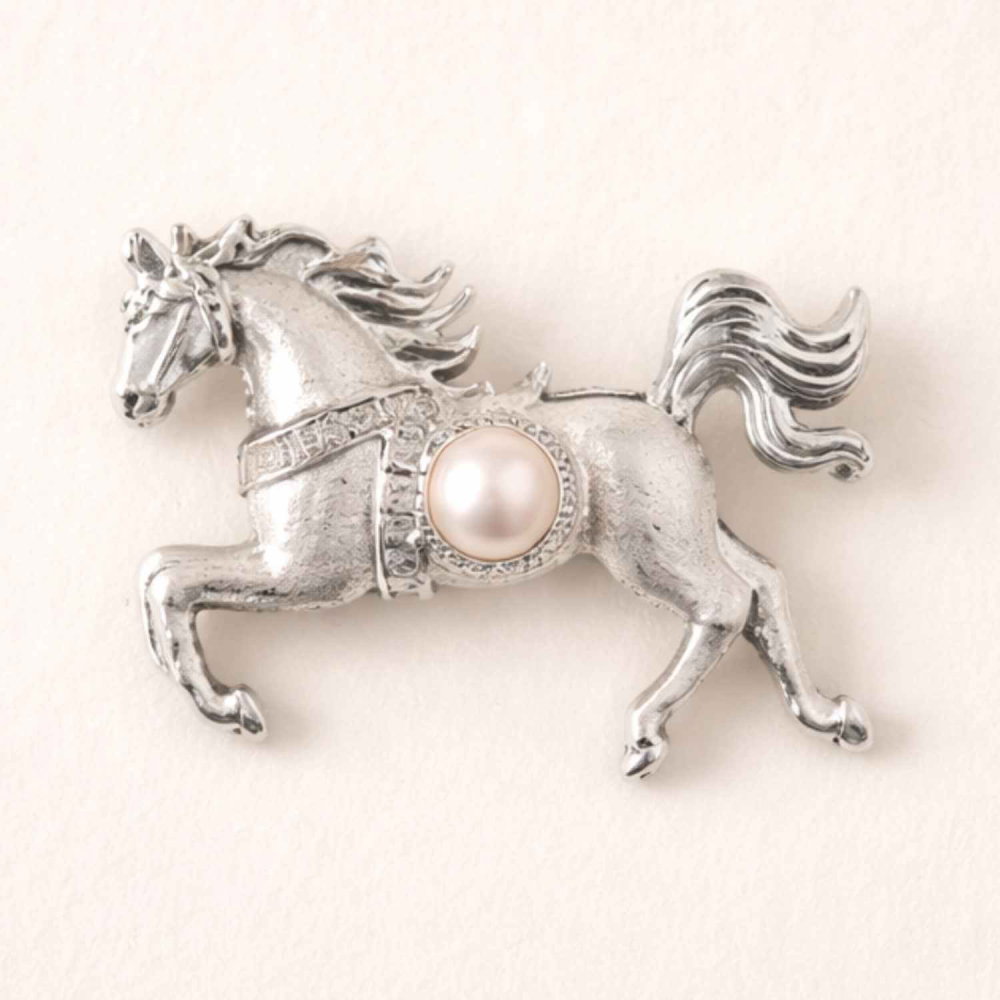 Brosa Cal cu Perla Naturala – Martisor Elegant si Cadou Rafinat [1]