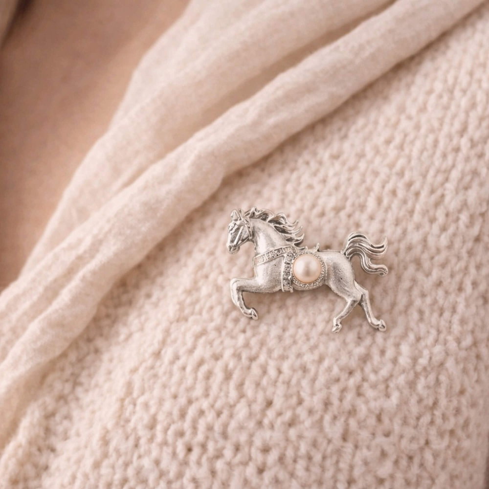 Brosa Cal cu Perla Naturala – Martisor Elegant si Cadou Rafinat [2]