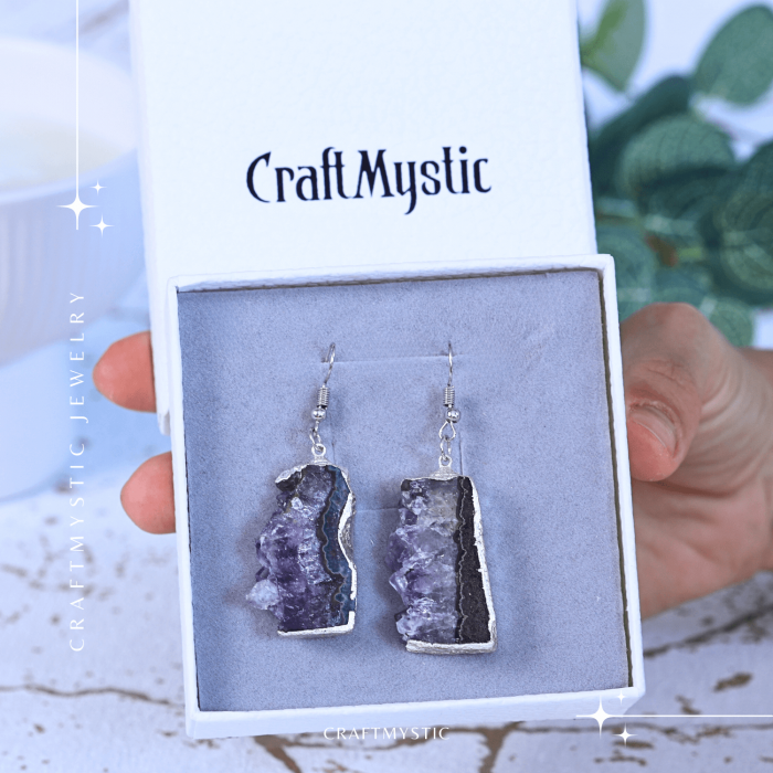 Descopera acum cum acesti cercei unici cu Ametist druzy pot aduce calm si echilibru spiritual in viata ta.  Cadoul Perfect pentru Cei Dragi: Acești cercei eleganți cu piatră naturală de Ametist druzy în formă neregulată sunt cadoul ideal pentru persoanele care apreciază bijuteriile unice și pline de semnificație. Sunt potriviți pentru aniversări, sărbători sau orice ocazie specială, oferind un simbol al păcii și echilibrului interior.  Beneficiile Ametistului: Ametistul druzy este cunoscut pentru capacitatea sa de a calma mintea și de a oferi protecție spirituală. Purtând acești cercei, vei experimenta o reducere a stresului și o creștere a clarității mentale. Această piatră este ideală pentru meditație și pentru a aduce un echilibru emoțional în viața de zi cu zi, promovând liniștea interioară.  Semnificație și Design: Acești cercei argintii cu Ametist druzy în formă neregulată nu sunt doar bijuterii frumoase, ci și simboluri ale echilibrului și protecției spirituale. Cu o dimensiune a pietrei de 3-3.5 cm și o greutate aproximativă de 10 grame per cercel, acești cercei sunt suficient de impunători pentru a atrage atenția, dar și confortabili pentru purtarea zilnică. Prinderea cu cârlig asigură o fixare sigură și ușor de utilizat.  Unicitate și Frumusețe: Pietrele de Ametist druzy utilizate sunt naturale, ceea ce înseamnă că fiecare pereche de cercei este unică. Pot exista mici variații de culoare și textură față de imaginile prezentate, conferind fiecărei perechi o frumusețe distinctă și un farmec aparte.  Zodii Compatibile: Ametistul este o piatră potrivită pentru zodiile Pești, Vărsător, Capricorn și Fecioară. Aceasta promovează calmul, echilibrul emoțional și protecția spirituală, fiind ideală pentru cei care doresc să își îmbunătățească conexiunea spirituală și să reducă stresul zilnic.  Cum Să Folosești Produsul în 3 Pași Simpli:  Deschide cârligul cerceilor și introdu-i în urechi. Fixează cârligul pentru a asigura o prindere sigură. Poartă-i zilnic pentru a beneficia de calmul și echilibrul oferite de Ametistul druzy. Specificații Tehnice:  Dimensiune piatră: 3-3.5 cm Greutate aproximativă per cercel: 10 grame Tipul de prindere: Cârlig Tipul metalului și culoarea: Metal comun argintiu, folosit în mod uzual la bijuterii, rezistent la oxidare Notă privind pietrele: Pietrele utilizate sunt naturale, astfel că pot exista diferențe față de poze în ceea ce privește textura și mici variații de culoare, asigurând unicitatea și frumusețea fiecărei perechi de cercei. Adaugă acești cercei cu Ametist druzy în coșul tău de cumpărături acum și bucură-te de calmul și echilibrul spiritual pe care le pot aduce în viața ta! Fă un pas înainte spre liniște interioară și protecție spirituală cu aceste bijuterii unice. [6]