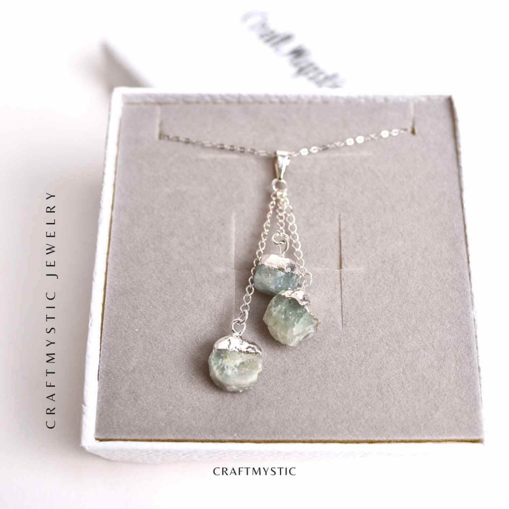 Colier cu lant argint 925 si pandantiv argintiu cu 3 pietre de Acvamarin – Calm si Eleganta [6]