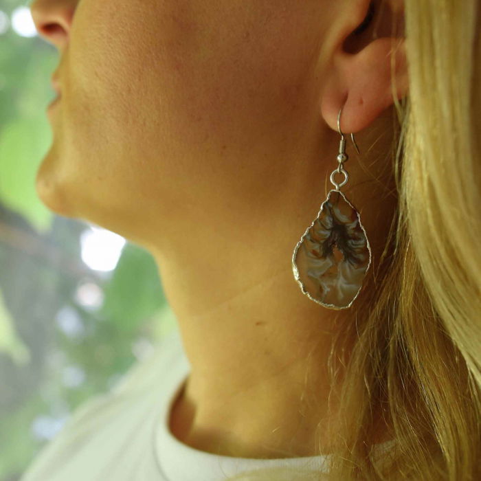 Cercei cu piatra semipretioasa naturala onyx deschis forma geoda cu metal placat argintiu [2]
