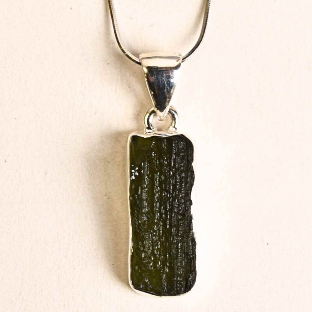 Colier Argint 925 cu Moldavit natural brut 3 g – talisman de transformare Meta descriere: [1]