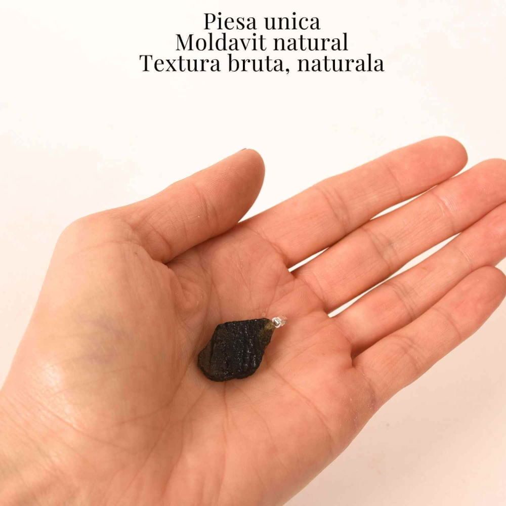 Colier Argint 925 cu MoColier Argint 925 cu Moldavit natural brut 2.9 g – prezenta, sens si spatiu pentru tineldavit natural brut 2.8 g – simbol al schimbarii asumate si al echilibrului [4]