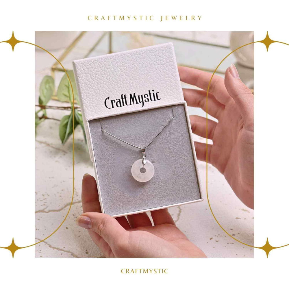 Colier Argintiu Cuart Transparent Forma Pi - Claritate si Energie Pura, Lungime Totala 50 cm, Diametru Pandantiv 20 mm [9]