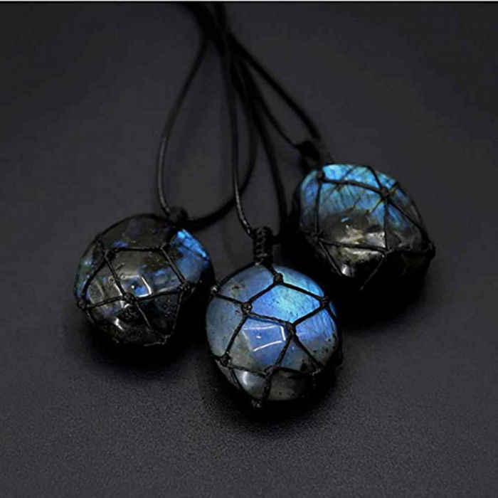 Colier cu cristal Labradorit in forma ovala, infasurat intr-o plasa de franghie neagra – o piatra semipretioasa pentru meditatie, intuitie, imaginatie [5]