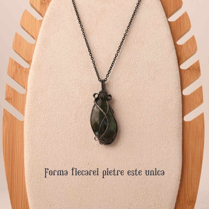 Colier cu pandantiv din labradorit natural pentru barbati si femei - Cristal neregulat lucrat manual, invelit cu sarma model neregulat - O piatra semipretioasa pentru meditatie, intuitie, imagin [3]