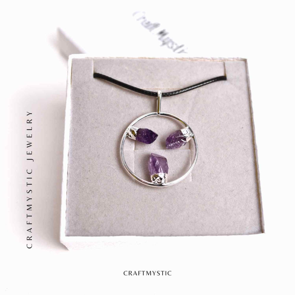 Colier cu pandantiv rotund si 3 pietre Ametist – Claritate si Eleganta Naturala [6]