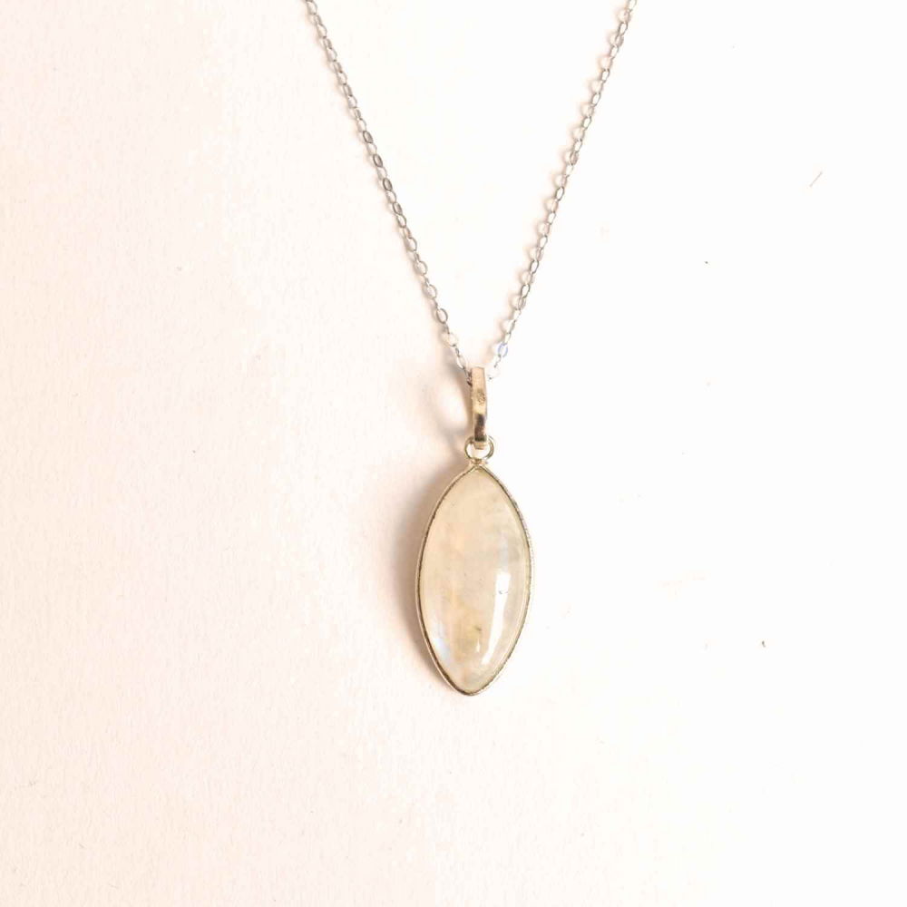 Colier din Argint 925 cu Piatra Lunii in Forma Delica – Intuitie Clara si Energie Feminina [1]