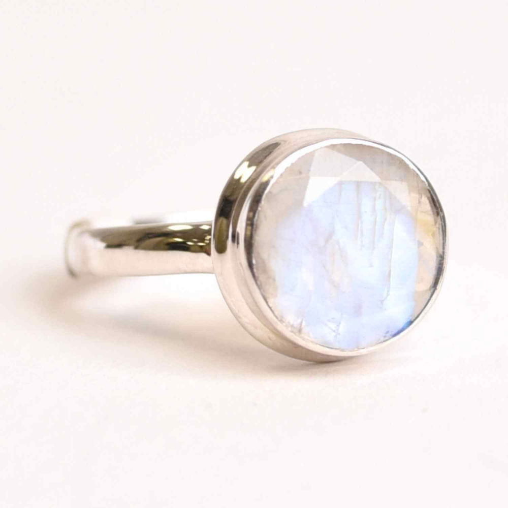 Inel Argint 925 cu Piatra Lunii Fatetata Rotunda – Claritate Emotionala si Energie Feminina [1]