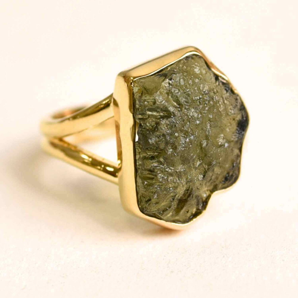 Inel argint 925 placat aur 18k cu Moldavit natural brut – Bijuterie rara cu piatra transformarii [1]