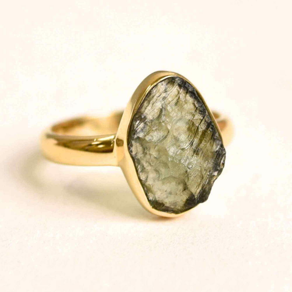 Inel argint 925 placat aur 18k cu Moldavit natural brut Marime 53-54 (EU) / 7 (US) – Piatra transformarii si protectiei [1]