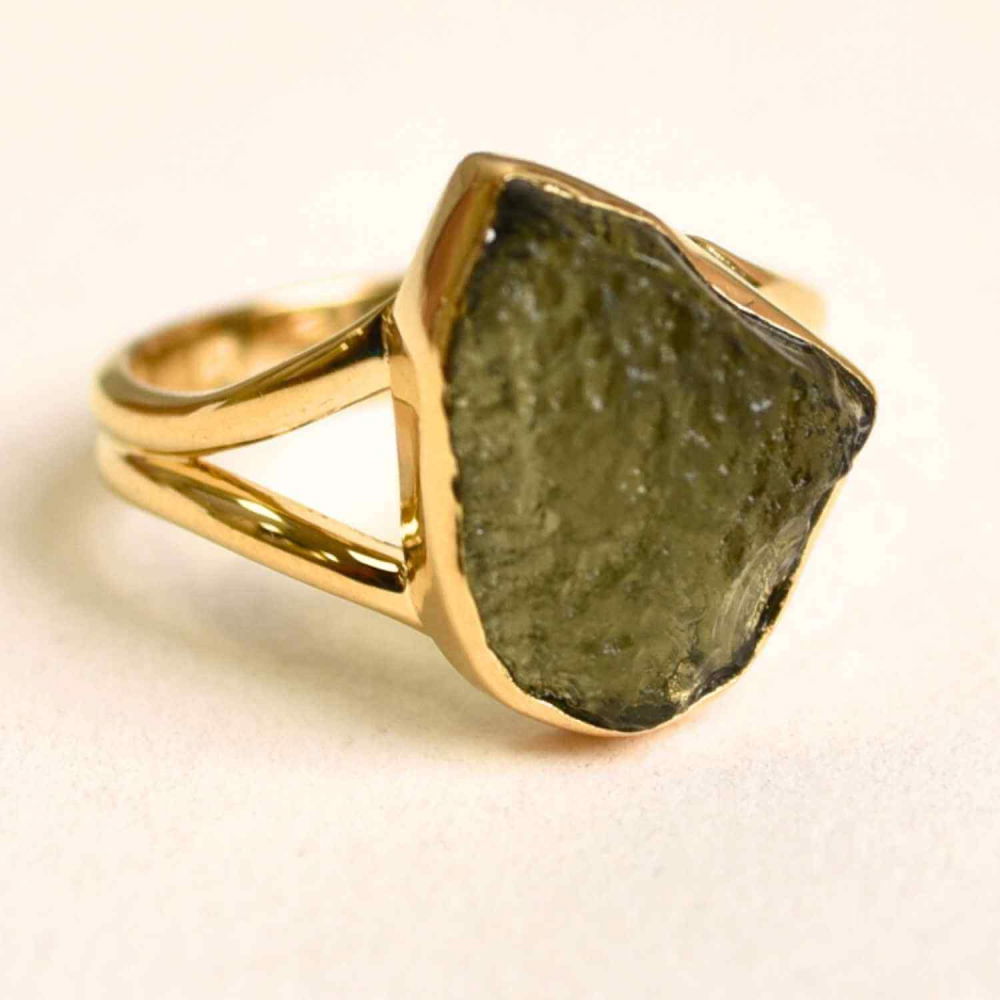 Inel argint 925 placat aur 18k cu Moldavit natural brut Marime 58-59 (EU) /9 (US) – Piatra transformarii si protectiei [1]