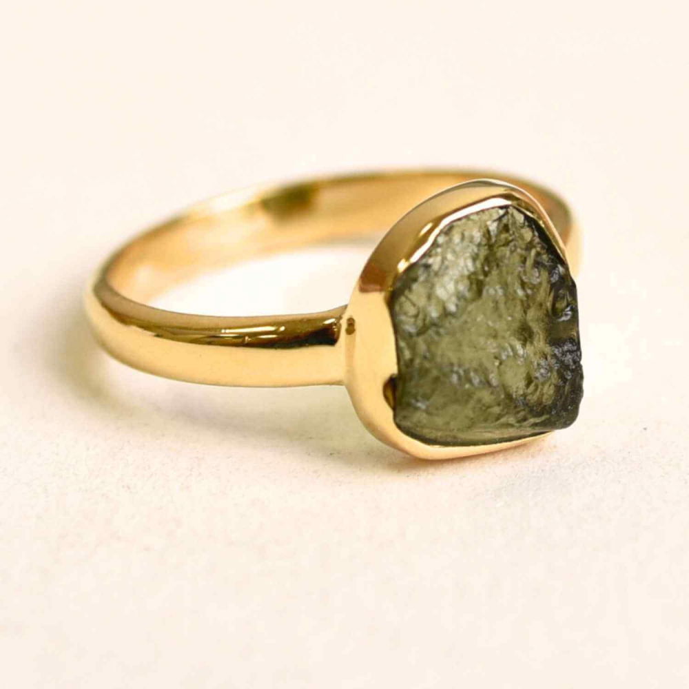 Inel argint 925 placat aur 18k cu Moldavit natural brut Marime 58-59 (EU) /9 (US) – Piatra transformarii si protectiei [1]