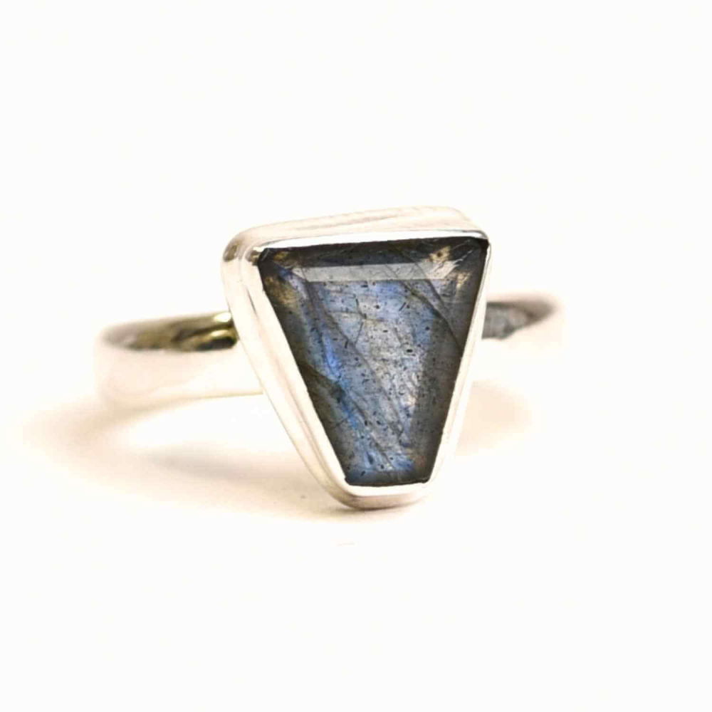 Inel Argint 925 cu Labradorit fatetat  froma Triunghi – Protectie si Putere Interioara [1]