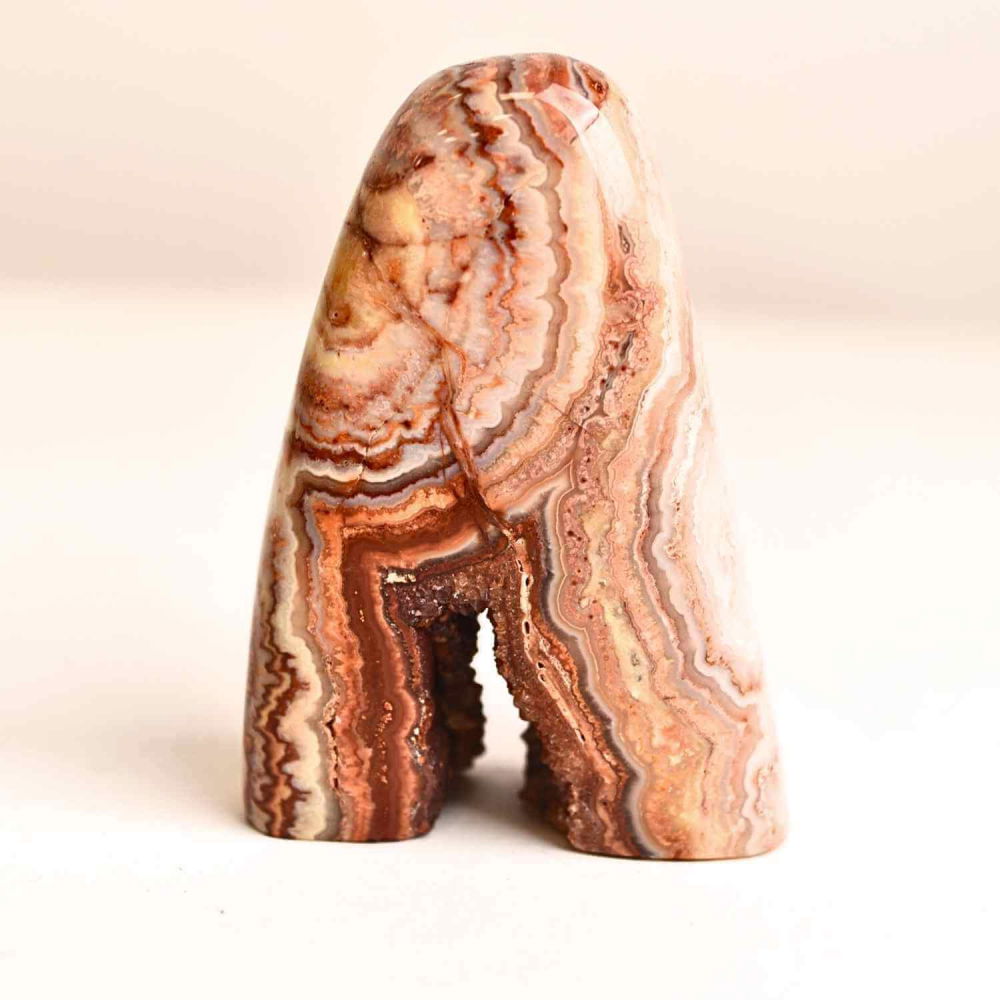 Forma libera sculptata manual din agat Crazy Lace – decor spiritual pentru echilibru emotional, energie pozitiva si meditatie. Provenienta: Indonezia. [1]