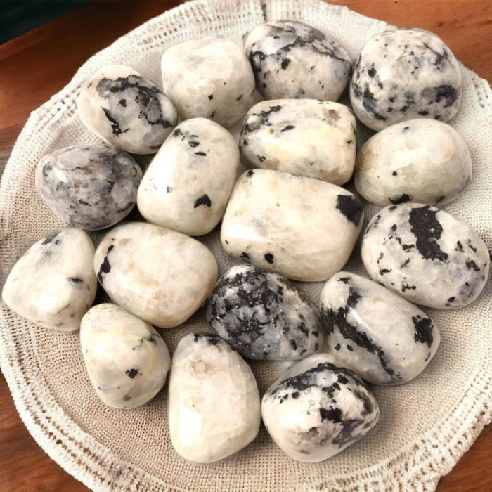 Piatra rulata din Piatra lunii curcubeu natural - Armonie și Intuiție în Viața Ta [3]