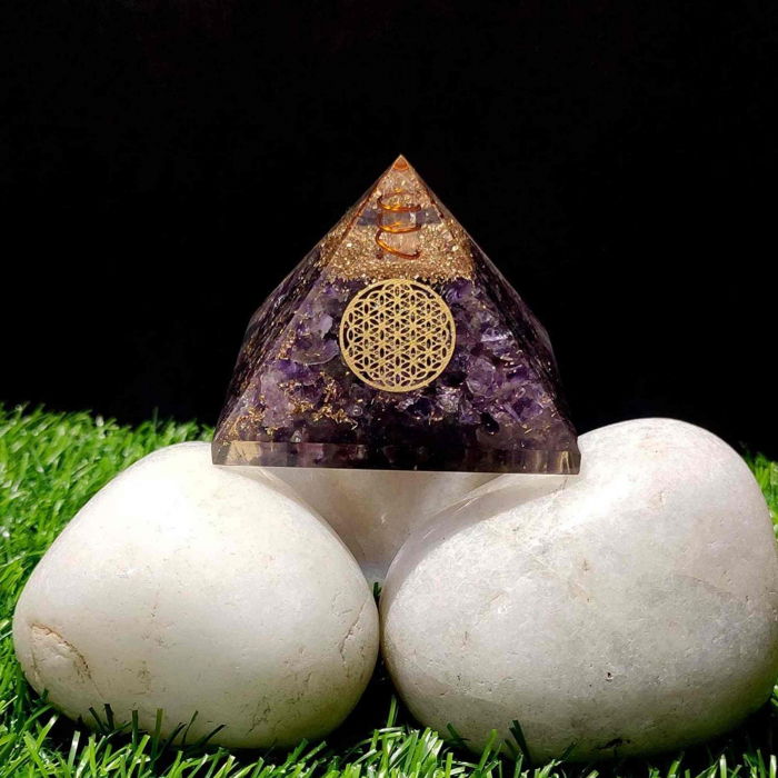 Piramida Orgonica cu cristal Ametist si simbolul floarea vietii 8 cm – Pentru energie, vindecarea reiki, echilibrarea chakrelor [4]