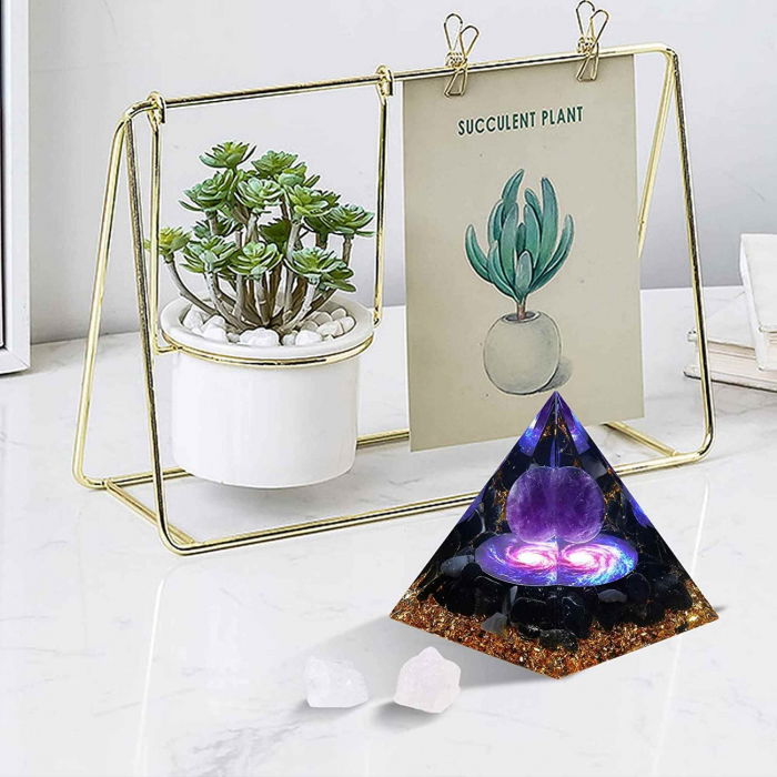 Piramida Orgonica cu cristale vindecatoare de Ametist, Obsidian, foita de aur, rasina naturala si sfera din cristal ametist 8 cm – pentru energie pozitiva si reducerea stresulu. [8]