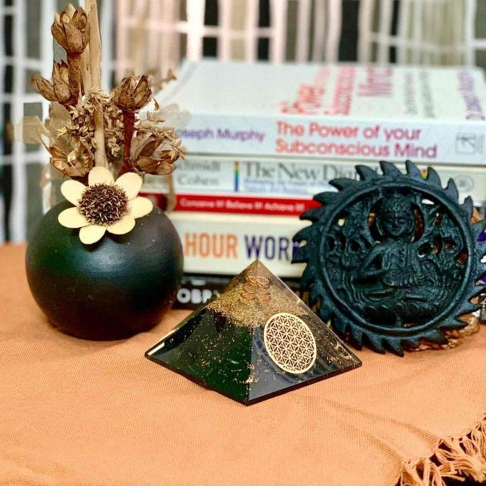 Piramida Orgonica cu Turmalina neagra si simbolul floarea vietii 8 cm – pentru meditatie si trezirea spiritualitatii si a abilitatilor interioare [3]