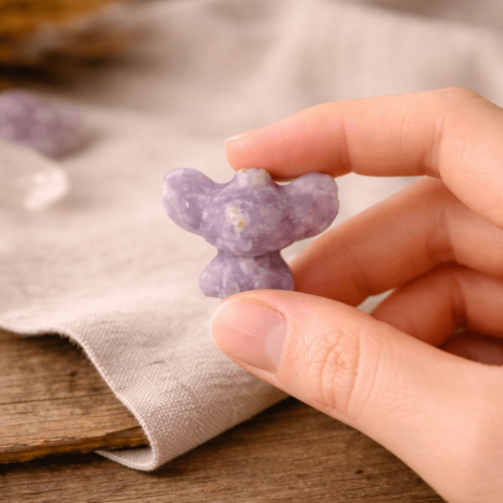 Figurina din Lepidolit – o prezenta blanda pentru liniste interioara [2]