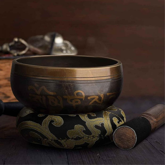 Set Bol Tibetan cantator prelucrat manual la poalele muntelui Himalaya - un percutor cu doua capete din lemn si piele, si o perna cusuta manual – ideal pentru energizare, purificare si meditatie [4]