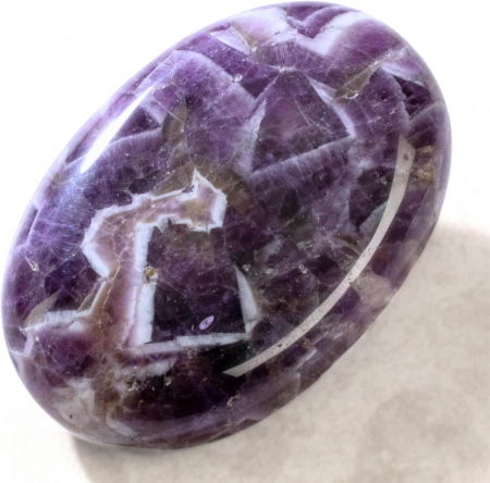 Piatra Ovala de 60mm Sculptată Manual din Ametist Chevron - Piatra de Mana