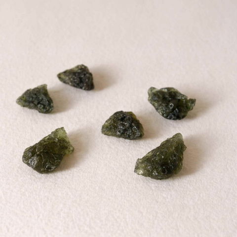 Pietre brute - Moldavit natural brut din Cehia 0.3-0.4 grame - Piatra transformarii si protectiei spirituale