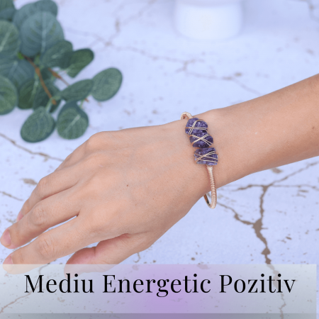 Bratara aurie din metal cu 3 pietre naturale de Ametist , beneficii energetice [1]