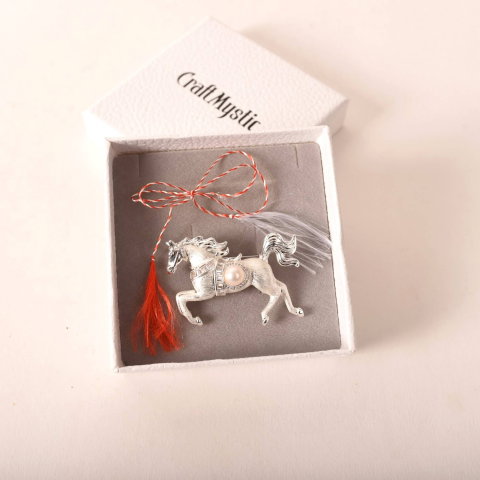 Brosa Cal cu Perla Naturala – Martisor Elegant si Cadou Rafinat [5]