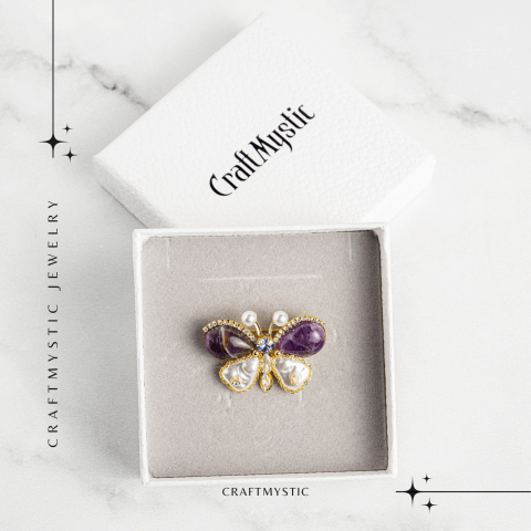 Brosa fluturas ametist cu perla sintetica si montura din cupru – Eleganta si echilibru [4]