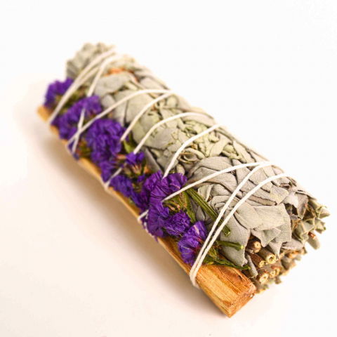 Incredere si Curaj - Buchet Salvie Alba California, Palo Santo si Garofite Mov/ Sinuata – Energie Pozitiva si Eleganta