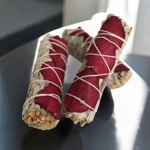 Buchet Salvie Alba California cu Petale de Trandafir Rosu – Purificare si Iubire [5]