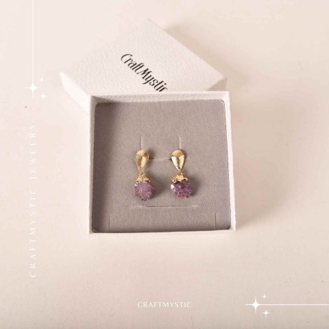 Cercei Aurii cu Ametist Natural Brut – Eleganta si Energie Feminina [5]