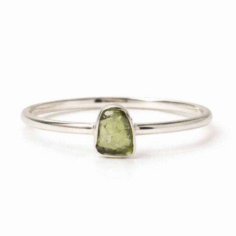 Bijuterii Semiprețioase - Inel Argint 925 cu Moldavit Brut Neregulat – Transformare si Claritate