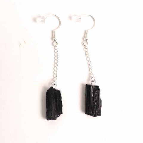 Cristale pentru zodii - Cercei Argintii cu Lant si Turmalina Neagra Bruta, Protectie si Eleganta Unica