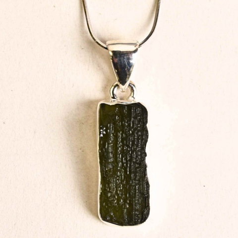 Colier Argint 925 cu Moldavit natural brut 3 g – talisman de transformare Meta descriere: [0]