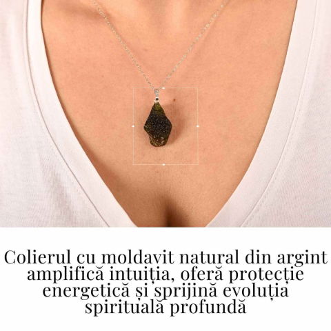 Colier Argint 925 cu MoColier Argint 925 cu Moldavit natural brut 2.9 g – prezenta, sens si spatiu pentru tineldavit natural brut 2.8 g – simbol al schimbarii asumate si al echilibrului [1]