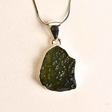 Cristale pe beneficii - Colier argint 925 cu Moldavit natural brut 3.44 g – piatra transformarii spirituale