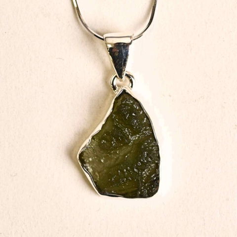 Cristale pe beneficii - Colier Argint 925 cu Moldavit natural brut 2.58 g – Bijuterie spirituala