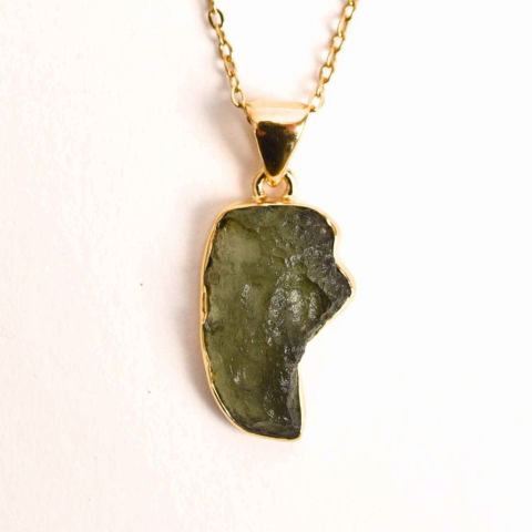 Colier cu lant de inox aurit si pandantiv montura argint 925, placat cu aur 18 k si Moldavit natural, 2.55 gr – Protectie si transformare [0]