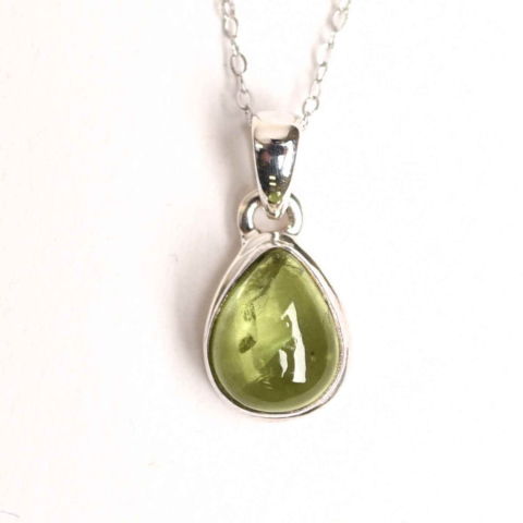 Fecioara - Colier Argint 925 cu Peridot Natural in Forma de Lacrima – Lumina, Vindecare si Armonie Interioara
